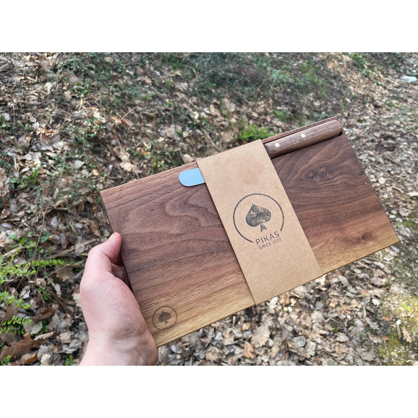 Tagliere in legno di noce, legno massello, con coltello curvo